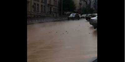 На улице Пушкинской в Киеве произошел порыв трубопровода, видео - ТЕЛЕГРАФ