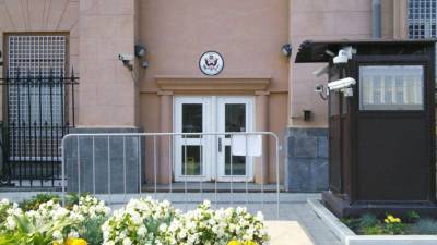 Россия намерена временно снять запрет на работу граждан в посольстве США