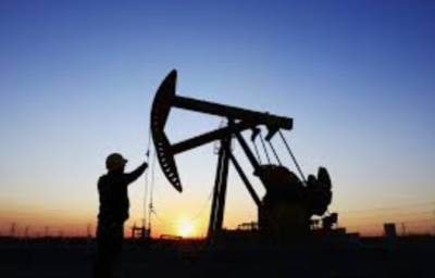 Цены на нефть слабо снижаются после падения на 2,3% накануне