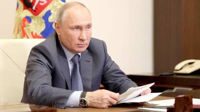 Путин предложил Совбезу обсудить безопасность финансовой системы РФ