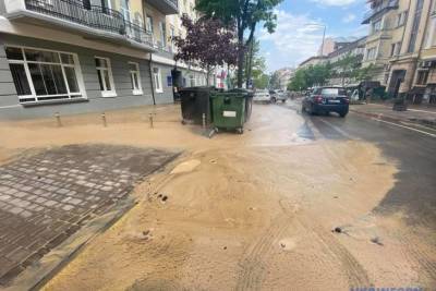 В центре Киева потоп из-за прорыва трубы: улица превратилась в горячее "болото"