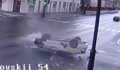 В Петербурге такси врезалось в светофор и перевернулось — видео
