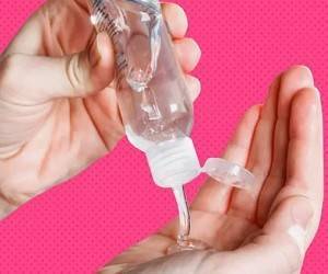 Медики рассказали, как правильно наносить антисептик на руки против коронавируса