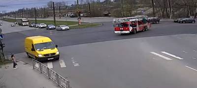 В Петрозаводске ищут водителя, не пропустившего пожарную машину (ВИДЕО)