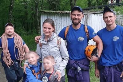 В Геленджике спасатели сняли со скалы женщину с двумя детьми