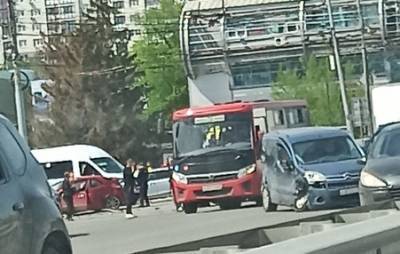 Два человека пострадали в аварии Citroen и Honda на Московском шоссе