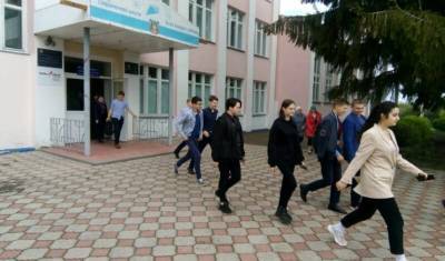 Школу в Казани эвакуировали после сообщений о заложенной в ней бомбе