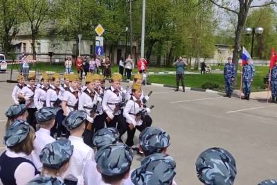 Мы русские, с нами Бог!: подмосковные третьеклассники промаршировали с автоматами