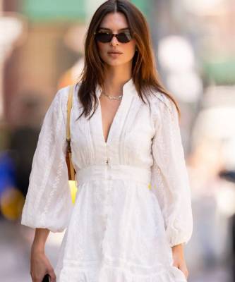 Идеальное маленькое белое платье на лето найдено! Эмили Ратаковски показывает, как оно выглядит