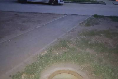 В Астрахани ребёнок провалился в канализационный люк