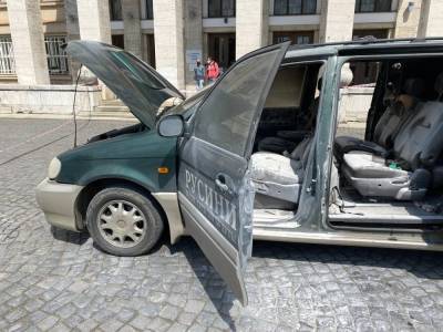 Возле Закарпатской ОГА водитель поджег свою машину: видео