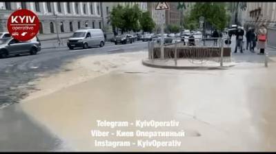 «Гейзер» в центре столицы: в Киеве произошел масштабный прорыв трубы (ВИДЕО)