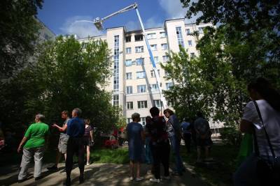 В центре Екатеринбурга потушили огонь в жилой «сталинке». Повреждены крыша и три квартиры