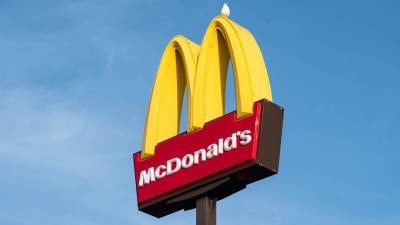 Компания McDonald’s увеличила размер минимальной зарплаты сотрудников в США