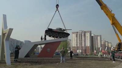 Вести. Легендарный танк Т-34 вернулся с Парада Победы на постамент в Кемерове