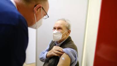 Ошибка медсестры могла стоить людям жизни: пенсионеры вакцинируются от коронавируса третий раз