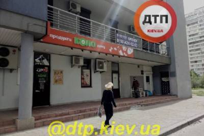 Вооруженный мужчина устроил налет на магазин в Киеве, но на этом не остановился