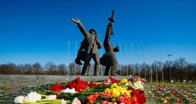 Шок для националистов: 9 мая люди хлынули к памятникам советским воинам по всей Латвии