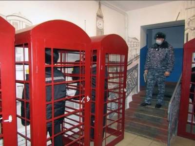 Сибирские тюремщики для переговоров зэков с родными установили телефонные будки в лондонском стиле (фото)