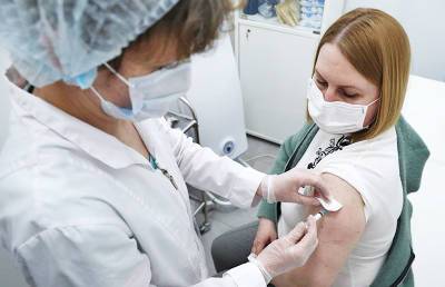 Москвичей пригласили на вакцинацию препаратом "ЭпиВакКорона"