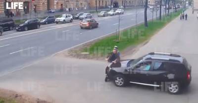 В Петербурге автомобилист сбил пару на электросамокате, на скорости мчавшую по тротуару