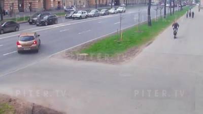 В Кировском районе пара на Renault Duster сбила пару на самокате: видео