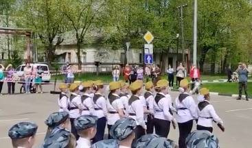 В подмосковной школе дети кричали «Мы — русские, с нами — Бог!», маршируя с автоматами