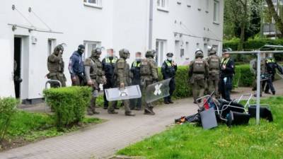 Гамбург: мужчина с ножом забаррикадировался в квартире с тремя детьми