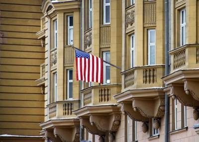 Посольство США должно до 1 августа прекратить наем россиян