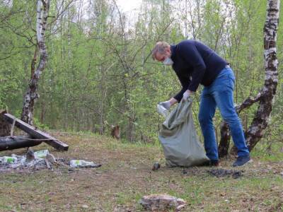 Работники Стройкомитета Ленобласти очистили берег реки Плюссы от мусора