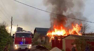 «Молния попала»: в Ярославле во время грозы загорелся дом