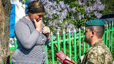 Матери погибшего украинского воина вручили орден "За мужество": фото