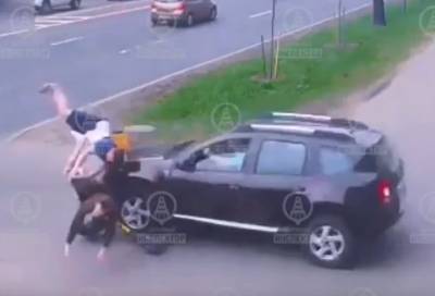 Петербургский водитель сбил двоих молодых людей на самокате