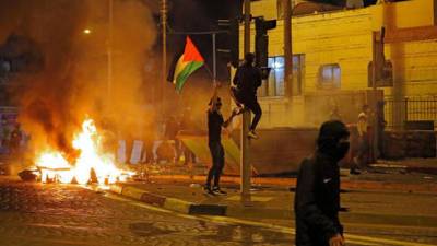 Арабские беспорядки: в Иерусалиме дома евреев забросали камнями, в Акко подожгли театр