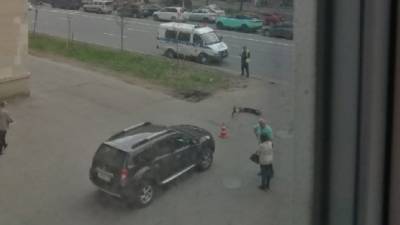 В Петербурге иномарка сбила двоих на самокате