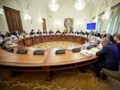 СНБО ввел санкции против "воров в законе", Зеленский поручил провести аудит госдач, в Украине хотят уволить трех министров. Главное за день