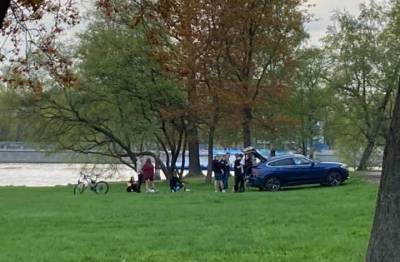 В Петербурге BMW припарковалась рядом с отдыхающими прямо на газоне у воды