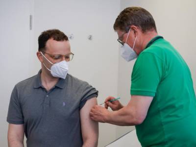 Глава Минздрава Германии вакцинировался препаратом AstraZeneca