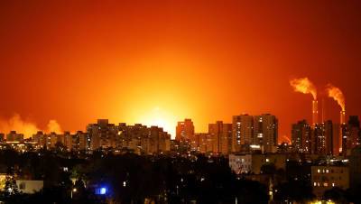 Сильный пожар начался в израильском порту после атаки ХАМАС