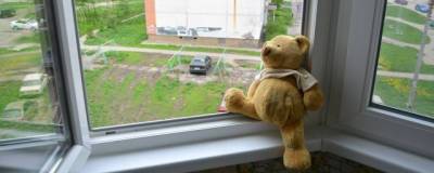 В Новосибирске из окна седьмого этажа выпал ребёнок