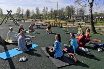 В субботу костромичей в городских парках будут ждать йоги и скандинавские ходоки