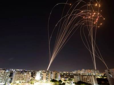 Группировка ХАМАС обстреляла ракетами порт в Израиле, вызвав взрывы и пожар