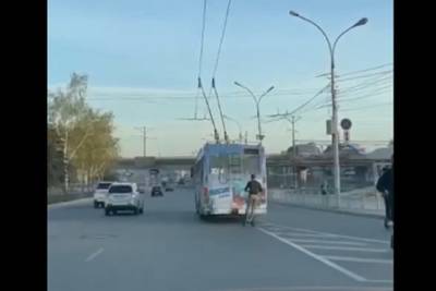 Парень проехал по Новосибирску прицепив электросамокат к троллейбусу