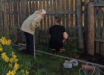 Росгвардейцы из Кириллова помогли бабушке с забором