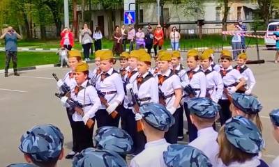 Третьеклассников в Подмосковье отправили маршировать с автоматами и распевать «Мы - русские, с нами Бог!»