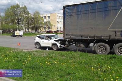 Смотри на дорогу: в Иванове женщина-водитель протаранила грузовую фуру