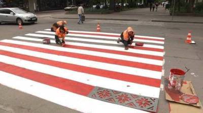 В Житомире пешеходный переход украсили "вышивкой"