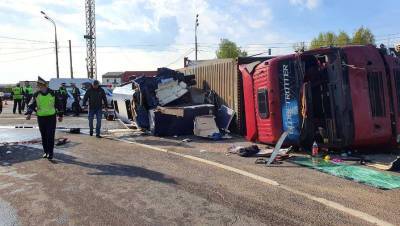 В результате ДТП с грузовиком и микроавтобусом под Смоленском госпитализированы 13 человек