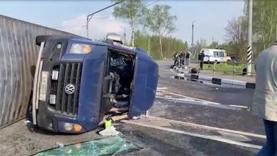 Пассажирский микроавтобус столкнулся с грузовиком под Смоленском