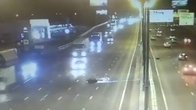 Момент гибели мотоциклиста на МКАД в Москве попал на видео
